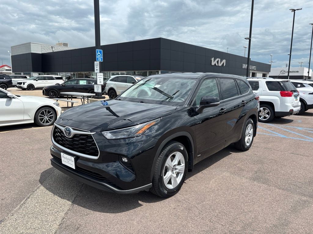 2022 Toyota Highlander Hybrid LE in Midnight Black Metallic — front three-quarter view