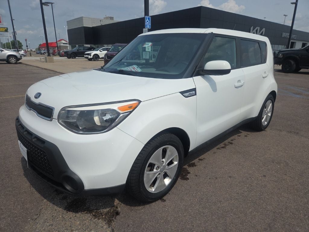 2016 Kia Soul Base in Clear White — front three-quarter view